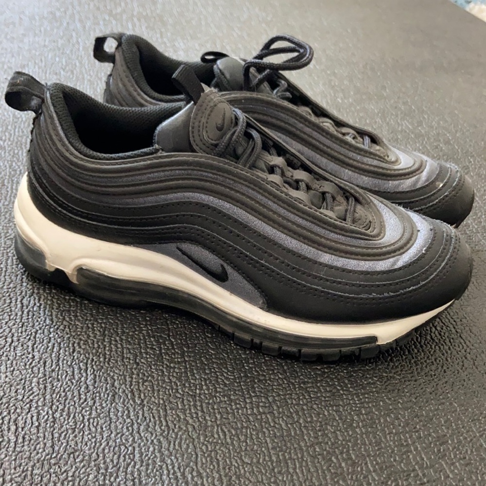 Black Nike Sneakers!
